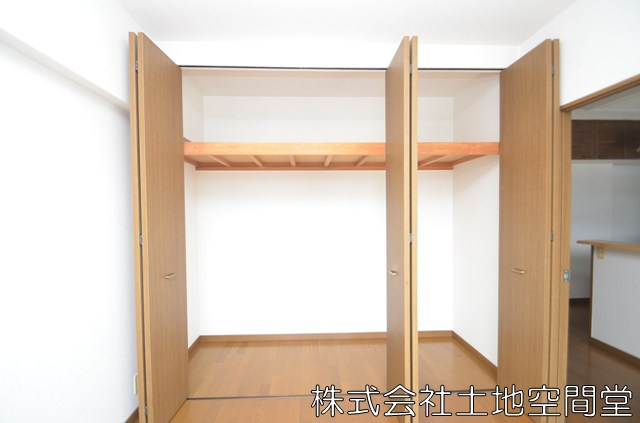 ホワイトキャッスル砂津の収納|押し入れ分の大容量クローゼット付いてます。
