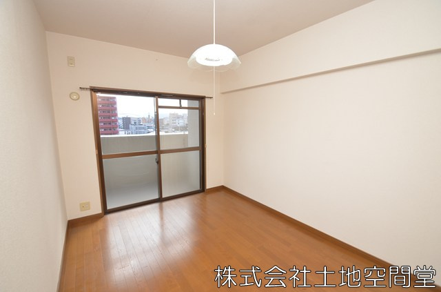 ホワイトキャッスル砂津の寝室|洋室6帖