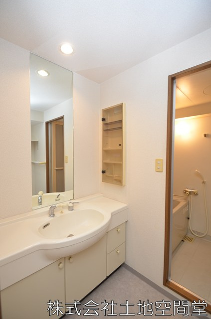 ホワイトキャッスル砂津の独立洗面台