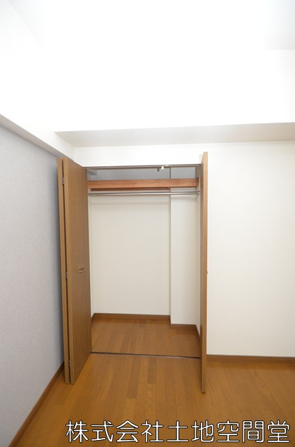 ホワイトキャッスル砂津の収納|洋室5.5帖