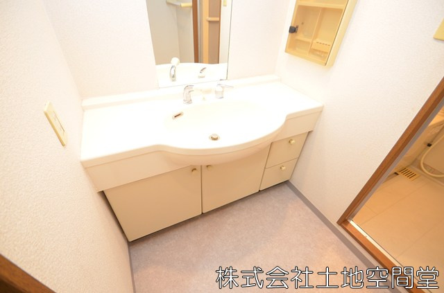 ホワイトキャッスル砂津の独立洗面台