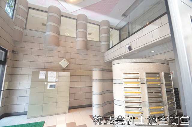 ホワイトキャッスル砂津のエントランス|宅配BOX付き