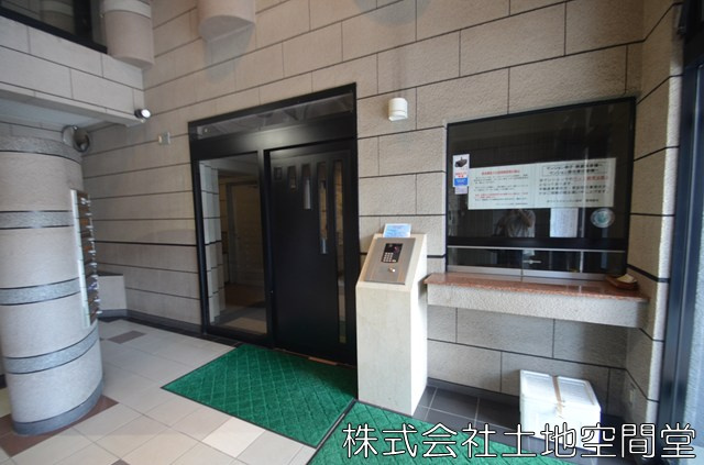 ホワイトキャッスル砂津のエントランス