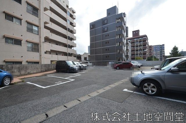 ホワイトキャッスル砂津の駐車場