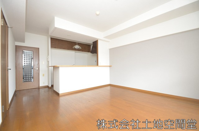 ホワイトキャッスル砂津の居間・リビング|LDK14帖