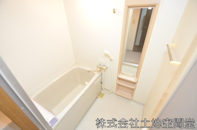 ホワイトキャッスル砂津の浴室