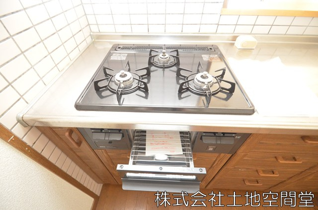 ホワイトキャッスル砂津のキッチン|都市ガス・ガスコンロ３口新品です。