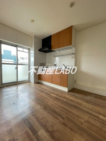 スリースター鶴町の居間・リビング