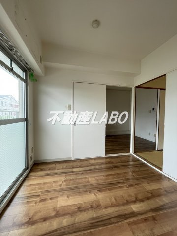 スリースター鶴町の洋室