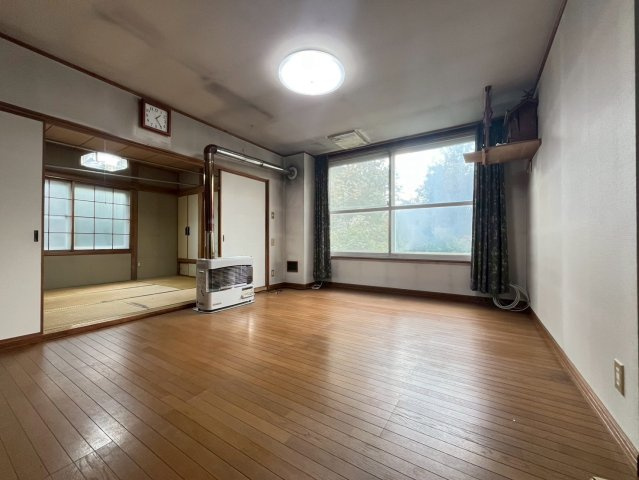 平和2条3丁目 戸建の居間・リビング|間取り広々ＬＤＫ１７．６帖♪