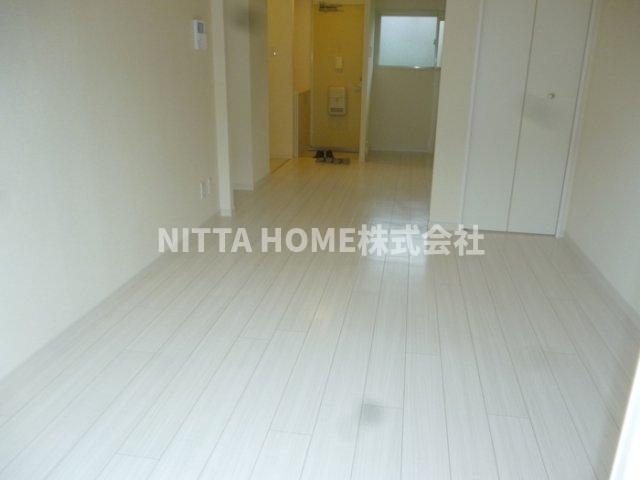 コーポ南小谷ヶ丘の居間・リビング|１１帖のリビングルームに南向きのテラスがついています◇