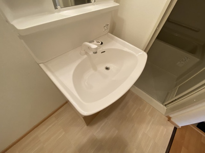 【洗面所】 | カーサヴェルデ（東淀川） | 鏡付きの綺麗な洗面所です