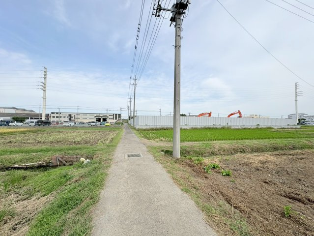 川越市鹿飼　建築条件なし売地　西武新宿線『本川越駅』5.7ｋｍ　【芳野小学区】の前面道路含む現地写真