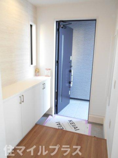 【玄関】 | 郡山市富田町猪鹿野久保新築一戸建て1棟 | 収納もある玄関です