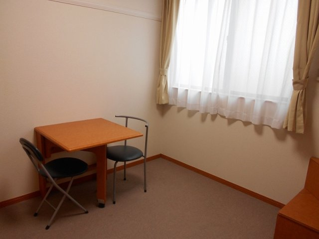 レオパレスヴェルジェ　ドゥの居間・リビング|1Fはフローリング　2階以上は絨毯となります