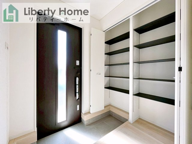 常総市新石下第8　新築戸建　2号棟の玄関