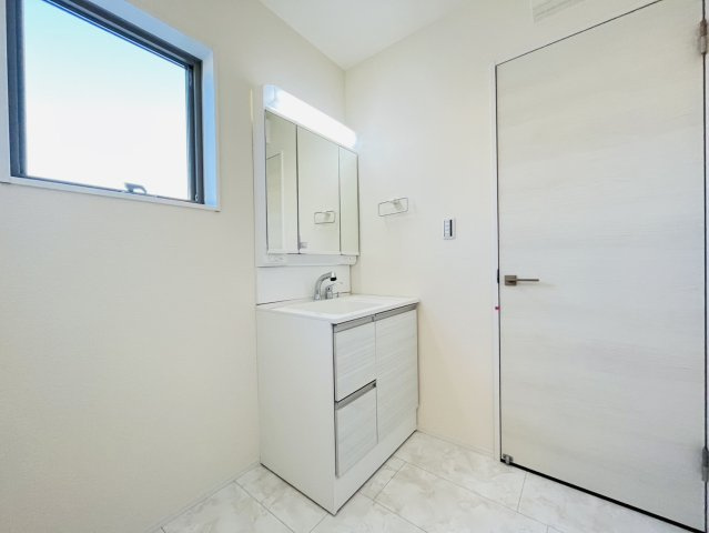 武豊町土穴57-6『仲介手数料無料』新築戸建ての独立洗面台