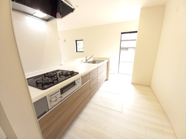 水戸姫子　４期のキッチン|キッチンは明るくて、照明を点ける時間が少なくて済むので省エネに繋がります。