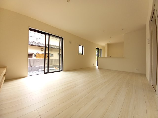 水戸姫子　４期の居間・リビング|使いやすい形のリビングで、動線が非常に効率的でスムーズな作業ができ魅力的です。