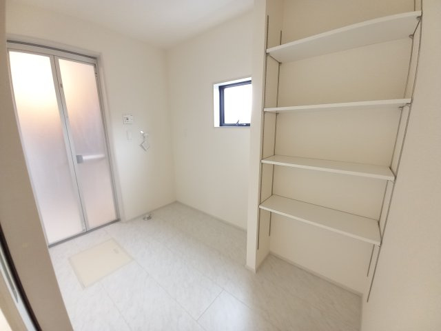 水戸姫子　４期の独立洗面台|広々脱衣スペース！毎朝おしゃれに忙しい女性の方にうれしいポイントです！