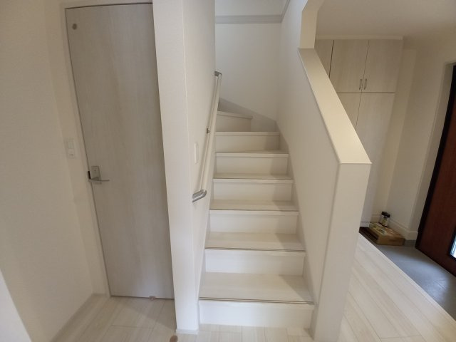 水戸姫子　４期の内装|手すり付きの階段は小さなお子様も安心です。