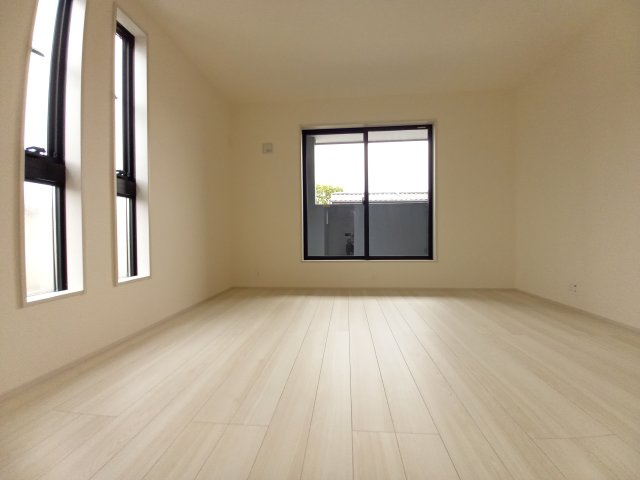 水戸姫子　４期の洋室|バルコニーに面した明るい洋室です。採光・通風が良く毎朝気持ち良く起床ができ・・日中も日差しが降り注ぐ～暖かいお部屋です