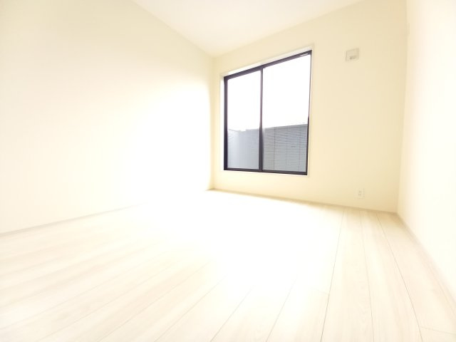 水戸姫子　４期の洋室|バルコニーに面したお部屋は照明を点ける時間が少なくて済むので省エネに繋がります。