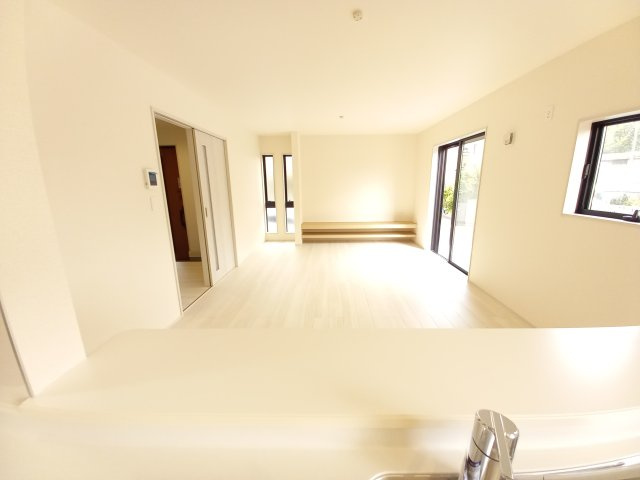 水戸姫子　４期の居間・リビング|キッチンから見た落ち着いた色合いのリビングです。いつもの団らんから家族会議までリビングはコミュニケーションの場♪