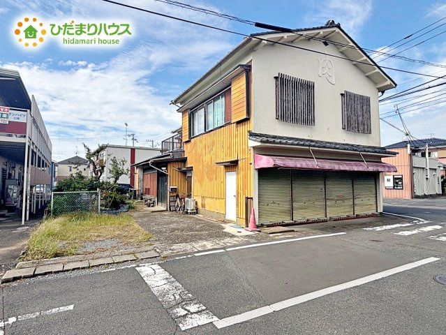 【駐車場】 | 水戸市元吉田町　中古戸建 | 駐車場スペース完備！大きな道路に面しておりますが、東側の道路は交通量が少ないのでお車の運転が苦手な方でも車の出入りが可能です。