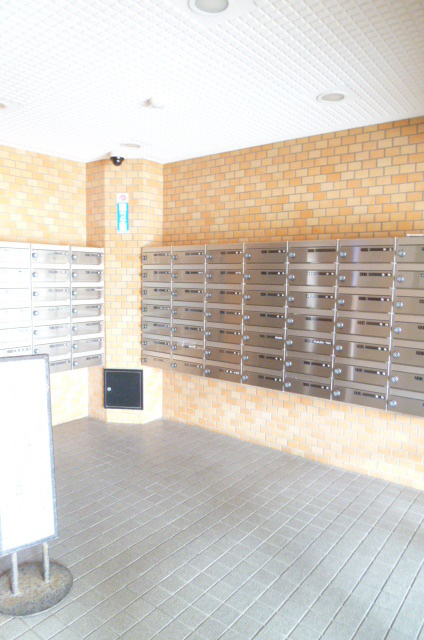 藤和ライブタウン鎌倉七里ケ浜のエントランス|メールボックス