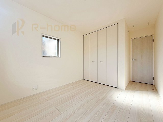 第1阿見町実穀　新築戸建て　1号棟の洋室|どんな部屋家具も合わせやすいシンプルな洋室！
たっぷりの日差しと心地よい風が舞い込む住まい♪