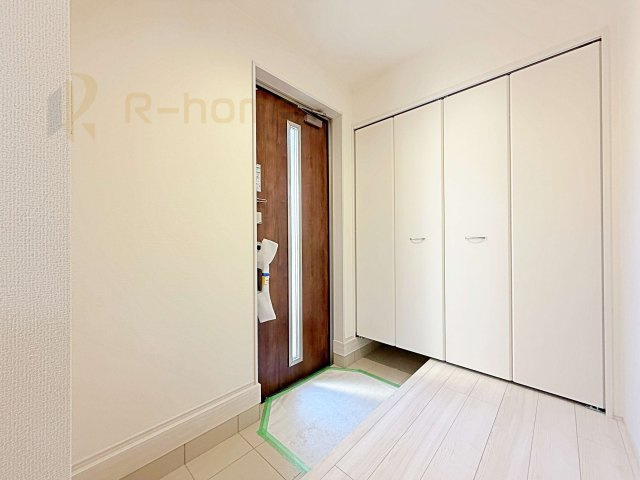 第1阿見町実穀　新築戸建て　1号棟の玄関|気持ちよくご家族やゲストを送迎できる穏やかな雰囲気の玄関♪大きな下駄箱で玄関廻りスッキリ♪