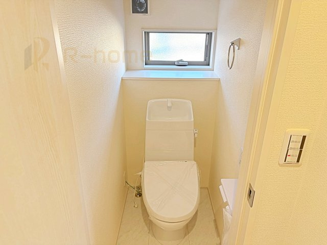 第1阿見町実穀　新築戸建て　1号棟のトイレ|温水洗浄便座付きのトイレ。
トイレが２ヵ所設置で朝の忙しい時間でも安心です。