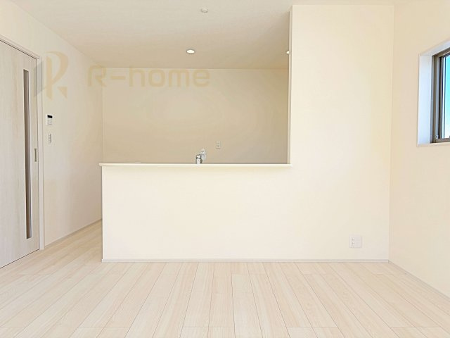 第1阿見町実穀　新築戸建て　1号棟のキッチン|リビングで遊ぶお子様にも目が届くカウンターキッチン！