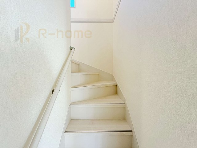第1阿見町実穀　新築戸建て　1号棟の内装|手すりのついた階段！小さなお子様の利用も一安心です♪