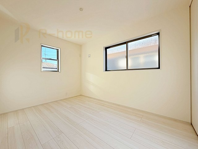 第1阿見町実穀　新築戸建て　1号棟の洋室|2面窓の風通しの良い洋室です♪差し込む暖かな陽当たりで、室内がくつろげる空間に早変わりです♪