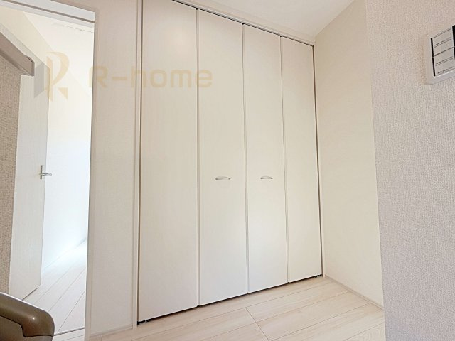 第1阿見町実穀　新築戸建て　1号棟の収納|掃除機などの収納に便利なホール収納！