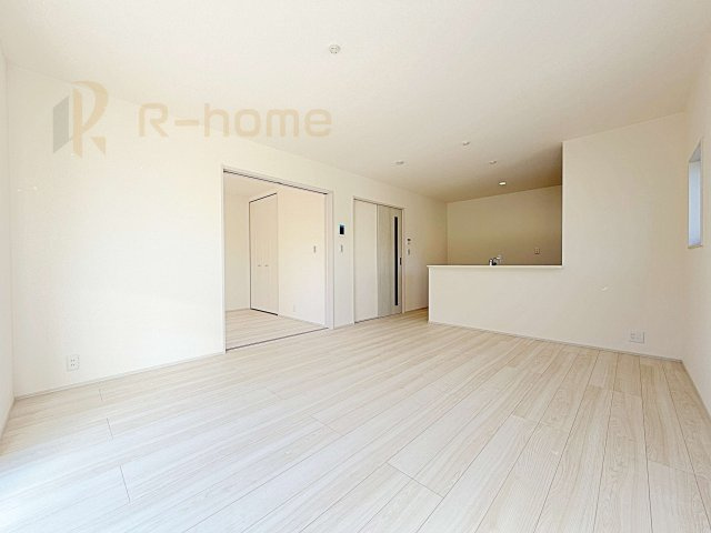 第1阿見町実穀　新築戸建て　1号棟の居間・リビング|広くて明るいＬＤＫ♪ ゆったりくつろげるリビングスペースで、ご家族皆様の笑顔が溢れます。