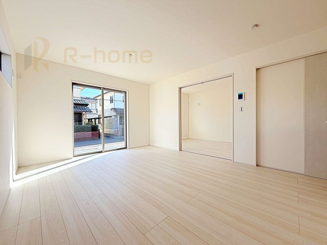 第1阿見町実穀　新築戸建て　1号棟の居間・リビング|たっぷりの陽光が注ぎ込む明るいリビング♪隣接の洋室を開放すると更なる大空間に変身♪