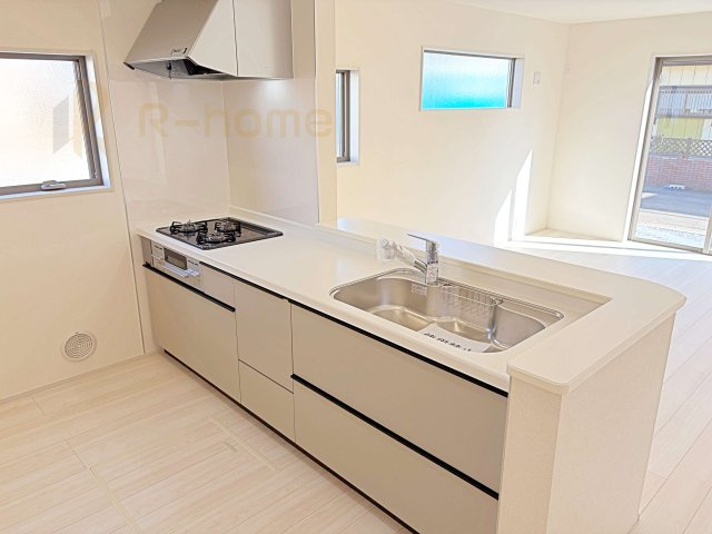 第1阿見町実穀　新築戸建て　1号棟のキッチン|料理をしながら家族とコミュニケーションが取れる対面式システムキッチン。