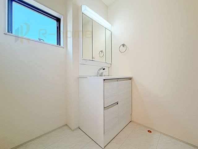 第1阿見町実穀　新築戸建て　1号棟の洗面所|清潔感溢れる洗面台は嬉しい三面鏡付き。洗剤や歯ブラシなどもすっきり収納できます♪