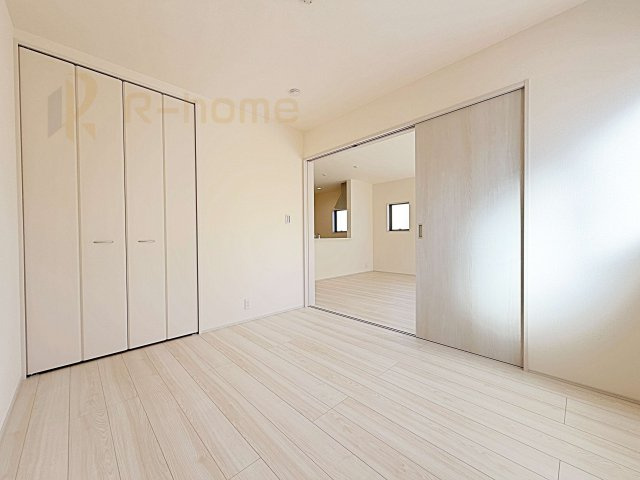 第1阿見町実穀　新築戸建て　1号棟の洋室|1階洋室はゲストルーム、キッズスペースとしても利用可能♪
開放してリビングと繋げればゆとりの大空間！