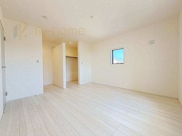 第1阿見町実穀　新築戸建て　1号棟の洋室|収納便利なウォークインクローゼット付きの洋室♪
明るく風通しの良いお部屋です♪