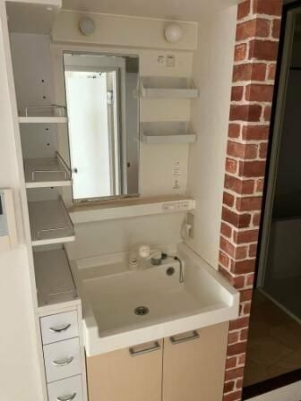 ブルーストーンの洗面所