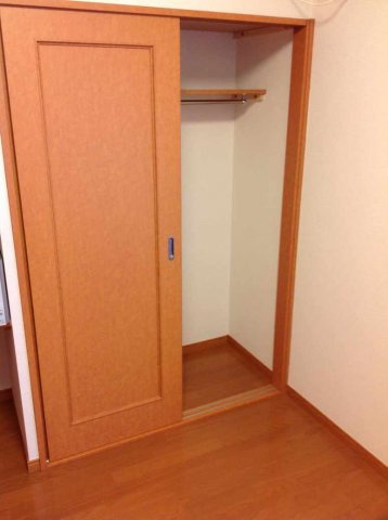 レオパレススズキ２号棟の内装|現況優先　1階フローリング・2階絨毯