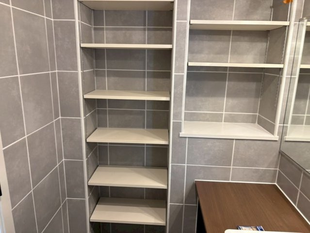 ヴィラアイビスの収納|洗面台横には便利な棚付き