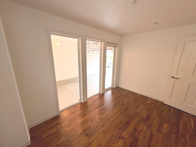 ヴィラアイビスの洋室|室内から愛車を眺めながら過ごせます