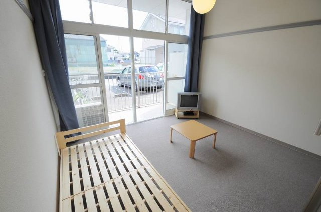 レオパレスミラノの居間・リビング|※現在はスノコベット有りません