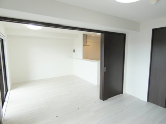 【洋室】 | レーベンハイム大宮宮原 | リビング横の洋室は部屋としても大きくリビングとしても利用可能です。