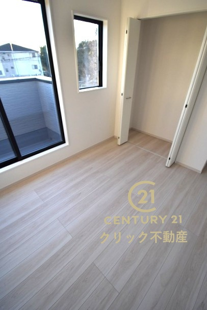 ケイアイフィット　水戸市河和田　12期 　限定1棟！の洋室|折戸を開くと壁面クローゼット。衣類が横一列に並ぶためひと目で洋服が選びやすい！衣類をたくさんお持ちの方もスッキリ片付きます♪